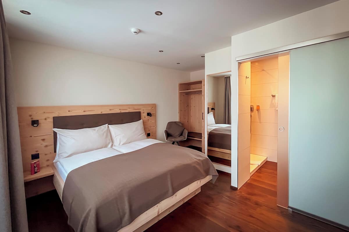 Doppelzimmer Queensize mit Balkon | 1 phòng ngủ, bộ đồ giường cao cấp, két bảo mật tại phòng, bàn