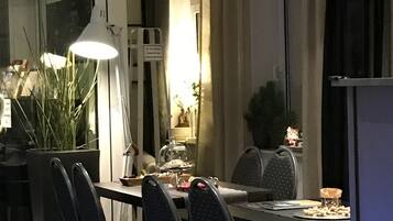 Petit déjeuner buffet (15 EUR par personne)