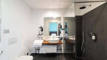 Classic Triple Room | Bathroom | Rainfall showerhead, hair dryer, bidet, towels