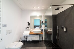 Habitació triple clàssica | Bany | Capçal de dutxa tipus cascada, assecador de cabells, bidet i tovalloles