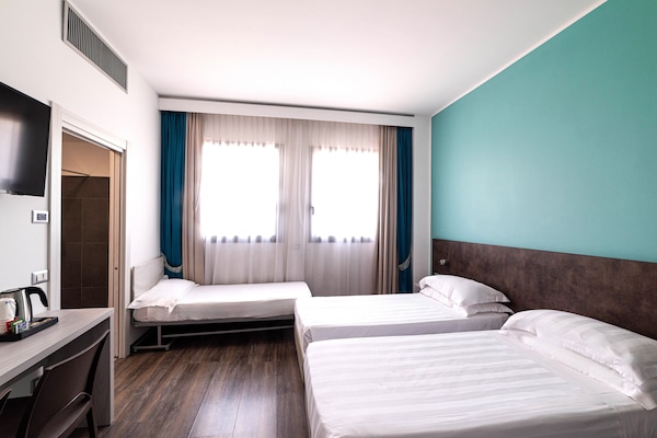 Kamar Triple Klasik | 1 kamar tidur, selimut bulu angsa, minibar, dan brankas