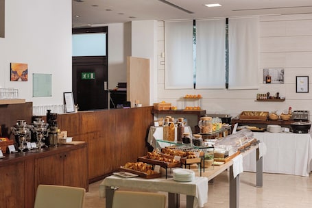 Se ofrece un desayuno bufé todos los días (por un coste adicional). Phi Hotel Milano