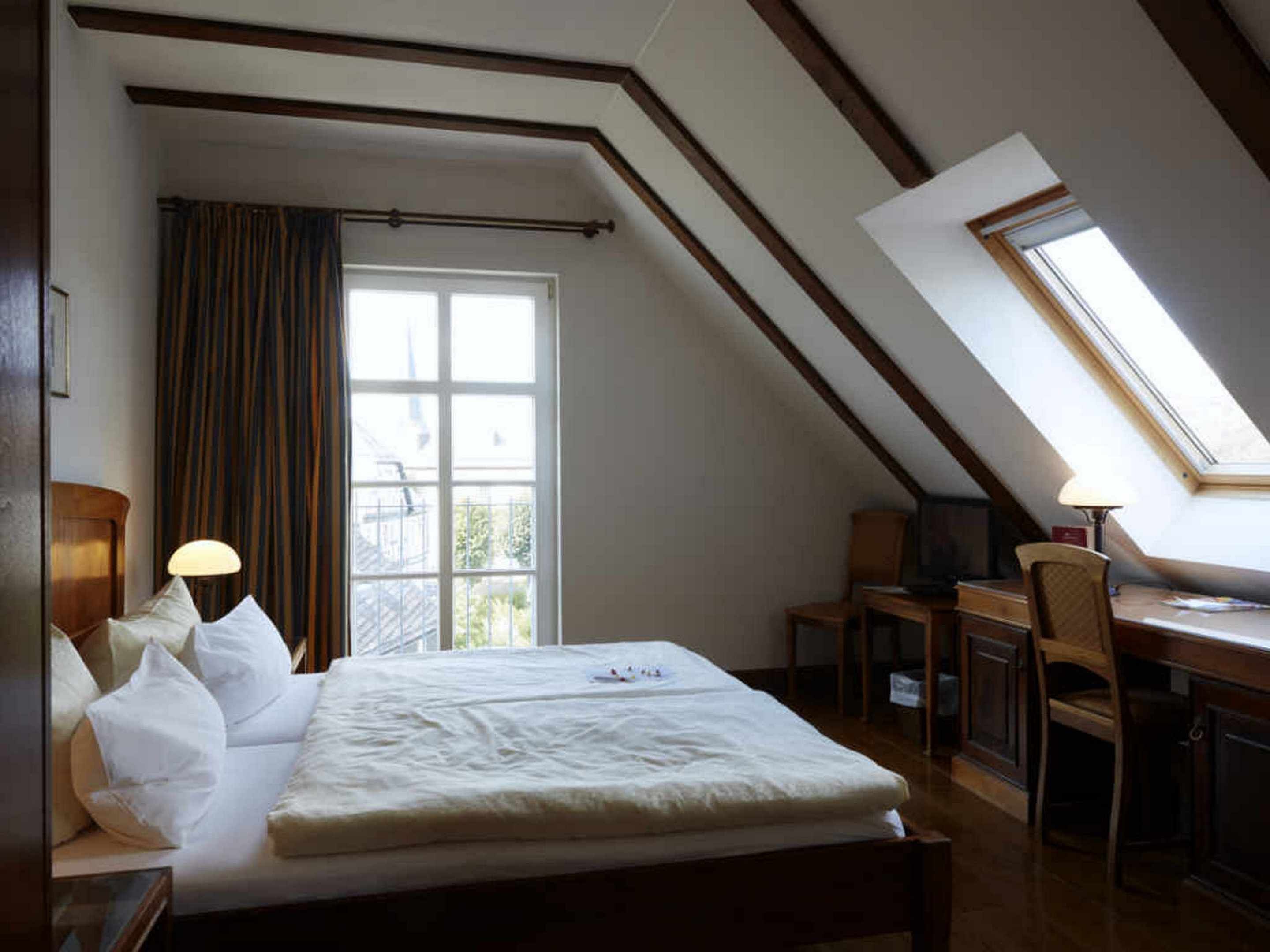 comfort double room | minibar, individually decorated, individually furnished, desk