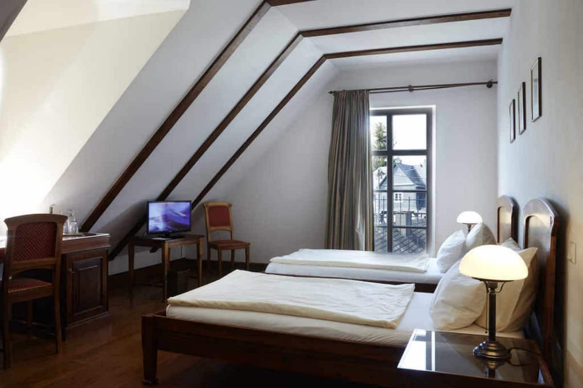 comfort double room | minibar, individually decorated, individually furnished, desk