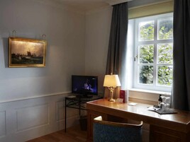 Comfort Double Room | Living area | TV