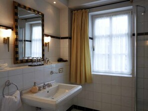Chambre Double Confort | Salle de bain | Sèche-cheveux, serviettes fournies