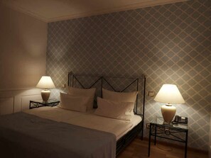 Chambre Double Confort | Minibar, décoration personnalisée, ameublement personnalisé, bureau