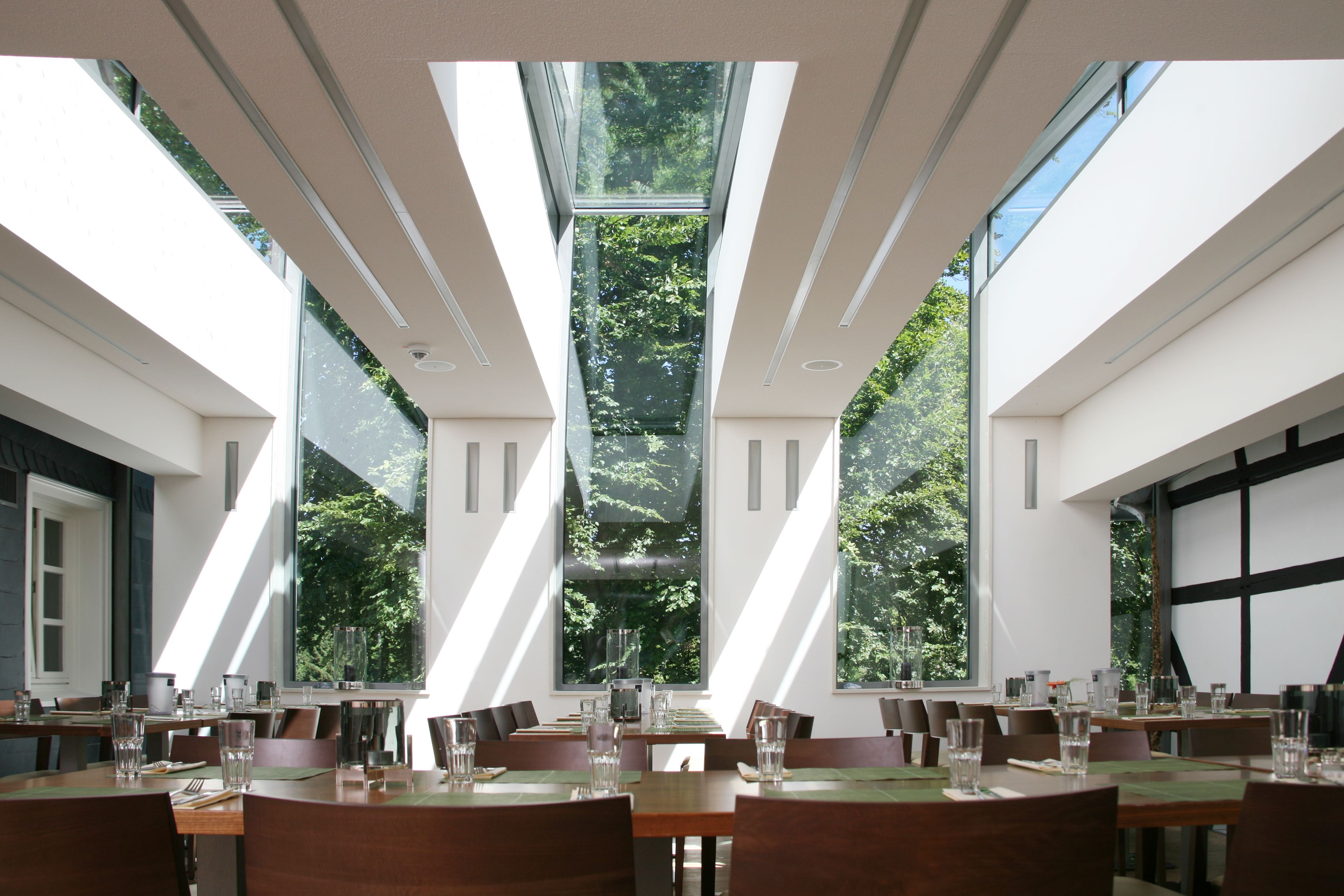 Frokost, lunsj og middag serveres, lokale og internasjonale retter 