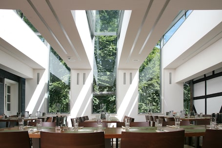 Se sirven desayunos, almuerzos y cenas; cocina local e internacional. Seminar- und Tagungshotel Große Ledder