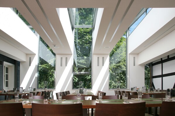 Frokost, lunsj og middag serveres, lokale og internasjonale retter 