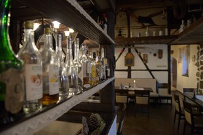 Una zona de bar con estantes llenos de botellas de licores.