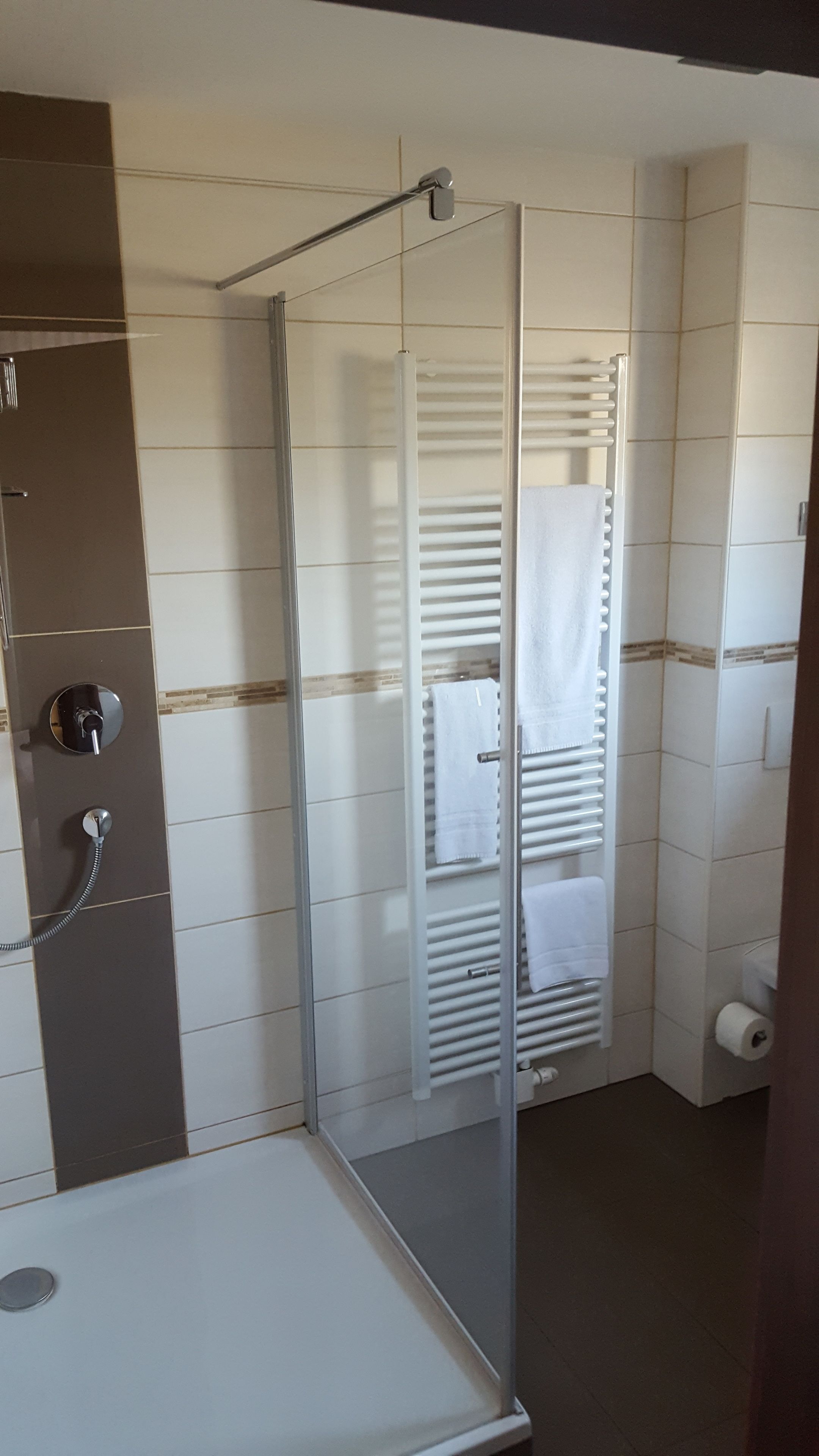 淋浴设施、大花洒淋浴喷头、免费洗浴用品、吹风机