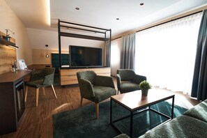 Junior-Suite, 1 Schlafzimmer, Nichtraucher, Klimaanlage | Zimmersafe, Schreibtisch, Verdunkelungsvorhänge, schallisolierte Zimmer