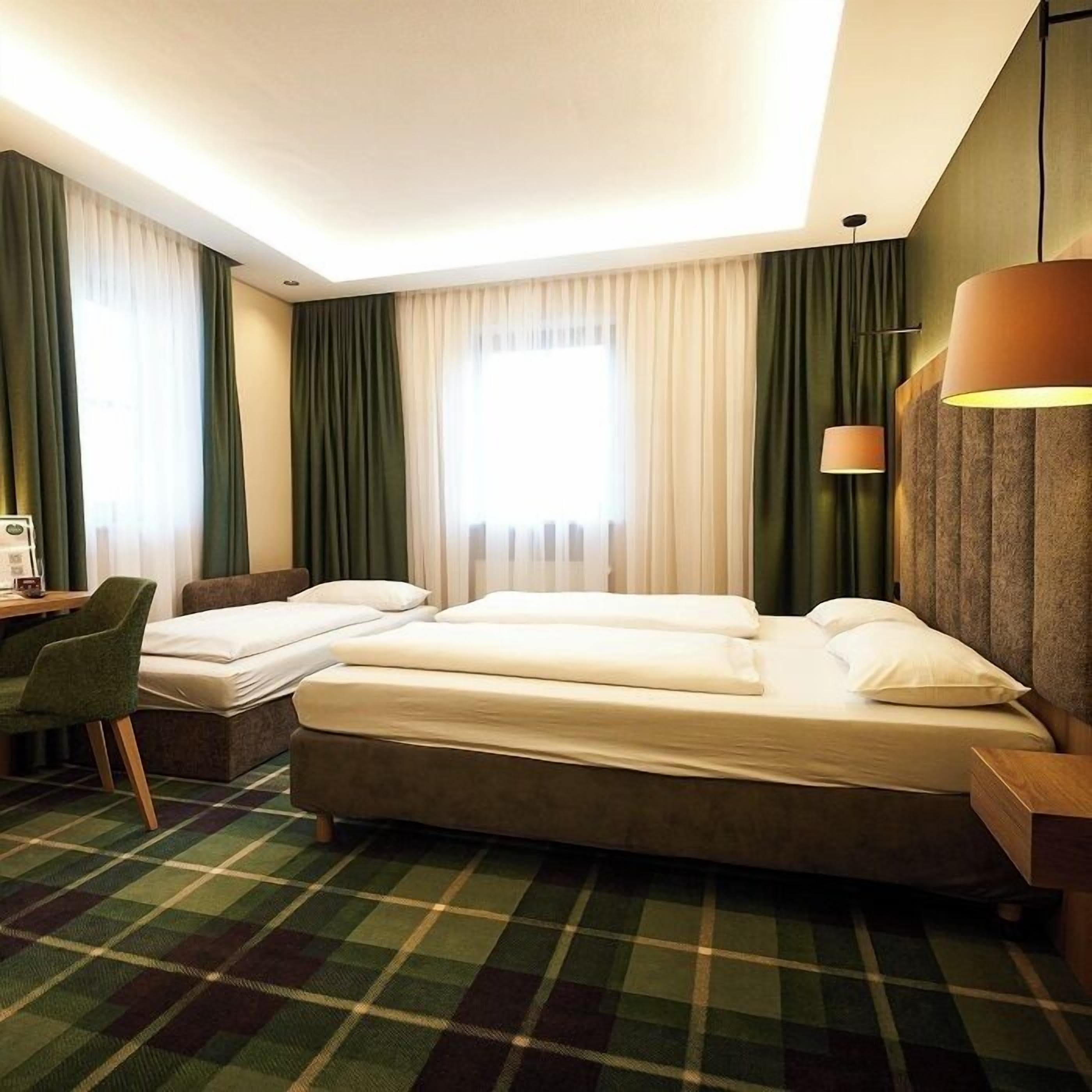 Een kluis op de kamer, een bureau, verduisterende gordijnen