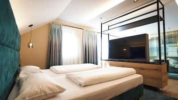 Junior Suite, 1 Bedroom, Non Smoking, Air conditioning | In-room safe, desk, blackout drapes, soundproofing