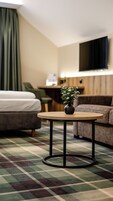 Habitación Deluxe, 1 cama de matrimonio con sofá cama, no fumadores, Aire acondicionado | Caja fuerte, escritorio, cortinas opacas y sistema de insonorización