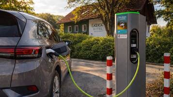 Electric vehicle charging station