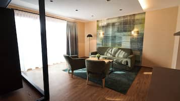 Suíte júnior, 1 quarto, para não fumantes, ar-condicionado | Cofres nos quartos, escrivaninha, cortinas blackout