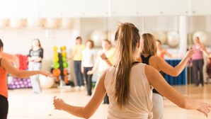 A group of people in a gym with exercise equipment and a mirrored wall. - Sporthotel Öhringen (Öhringen)