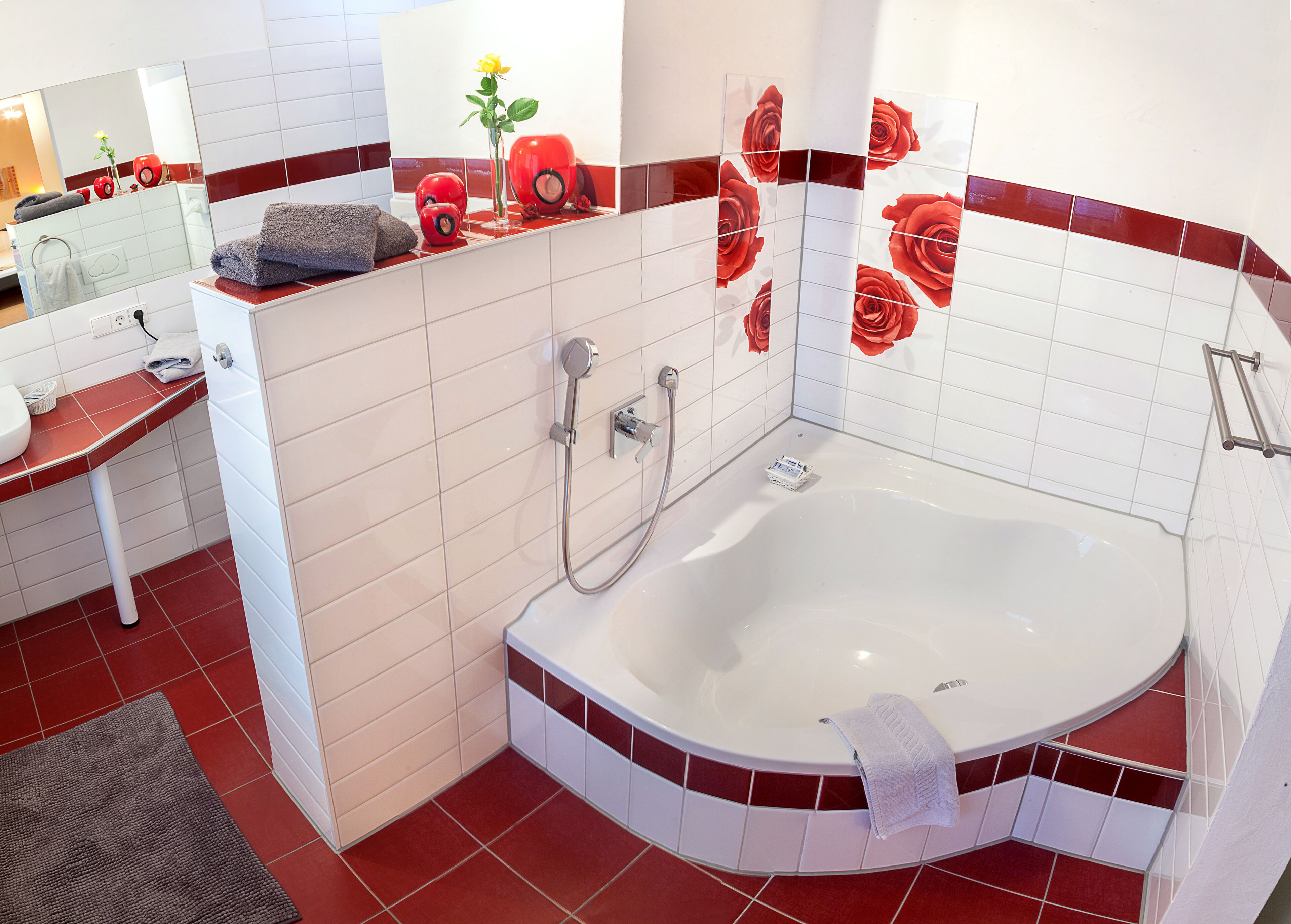 Un baño moderno con bañera, ducha y tocador con espejo.