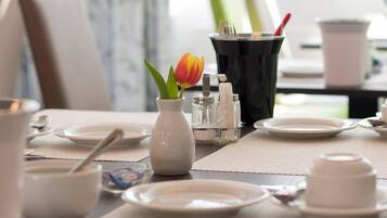 Tägliches Frühstücksbuffet gegen Gebühr