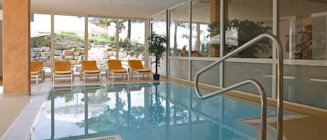 Piscine couverte, chaises longues