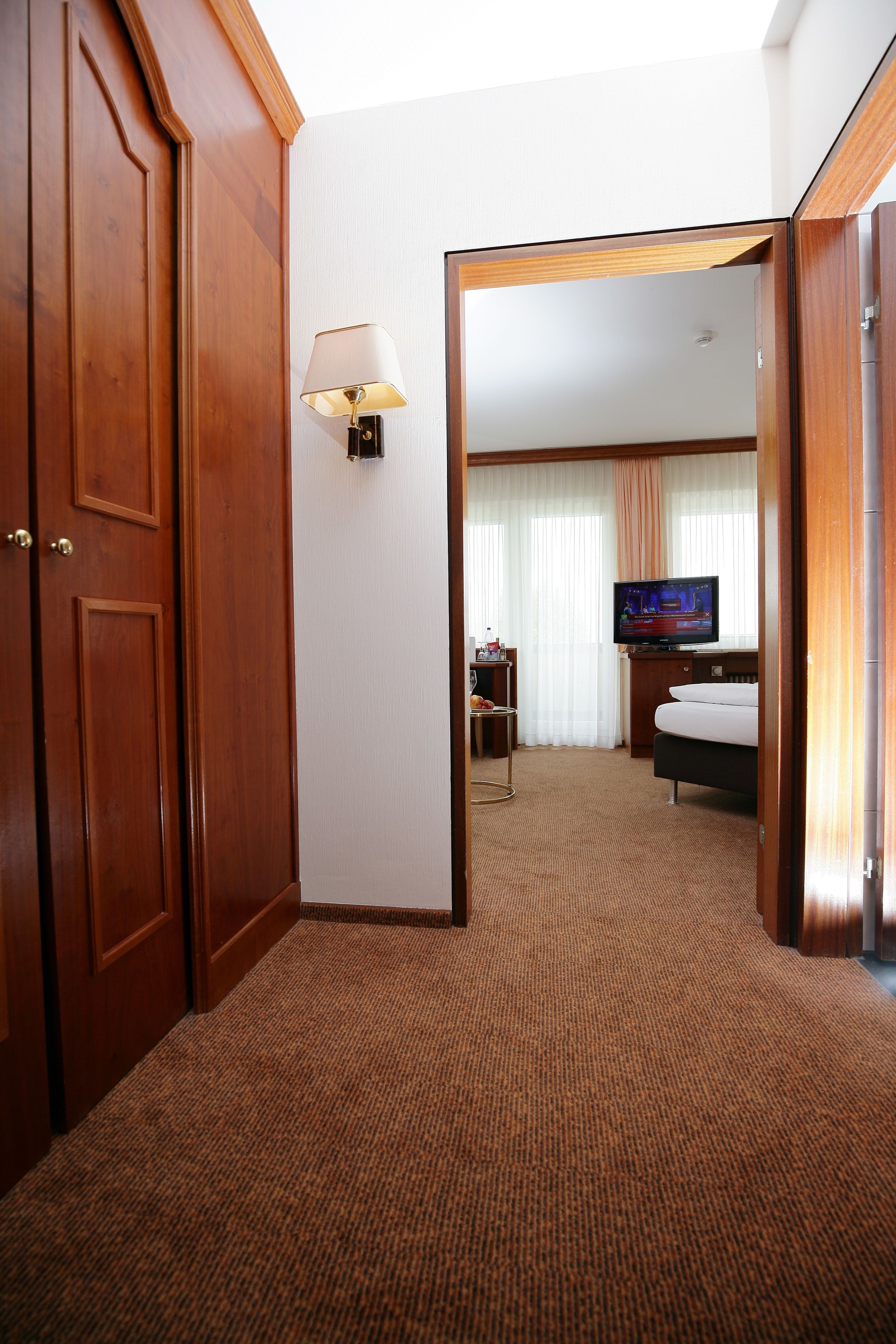 hypo-allergenic bedding, minibar, desk, free wifi