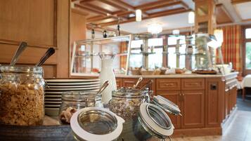 Petit déjeuner buffet (14.00 EUR par personne)