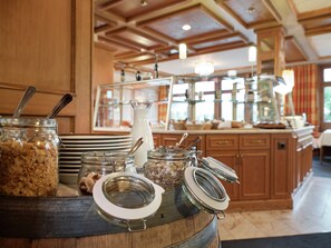 Dagelijks ontbijtbuffet (EUR 14.00 per persoon)