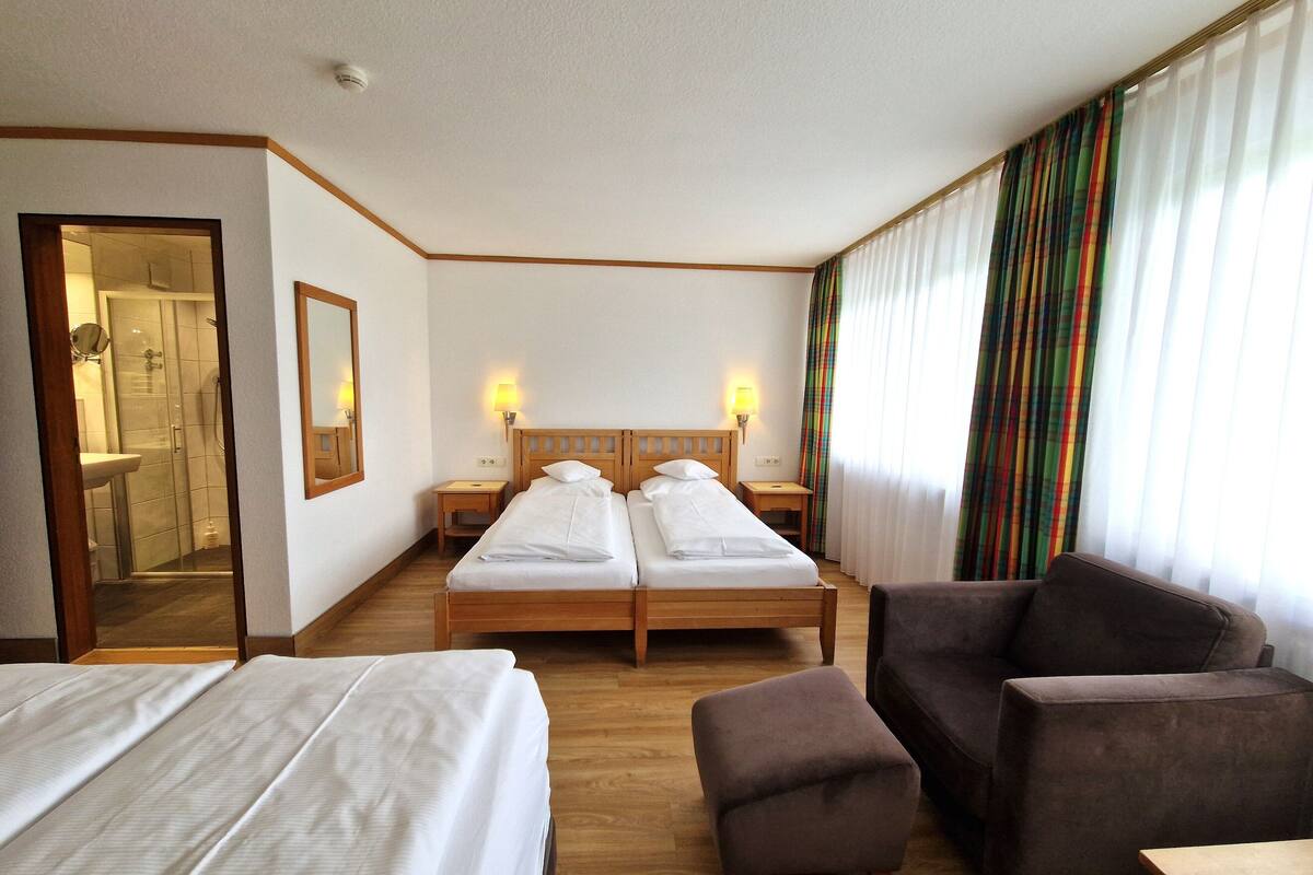 comfort plus room c | hypo-allergenic bedding, minibar, desk, free wifi