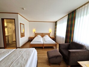 Quarto conforto | Roupas de cama antialérgicas, frigobar, escrivaninha, Wi-Fi de cortesia