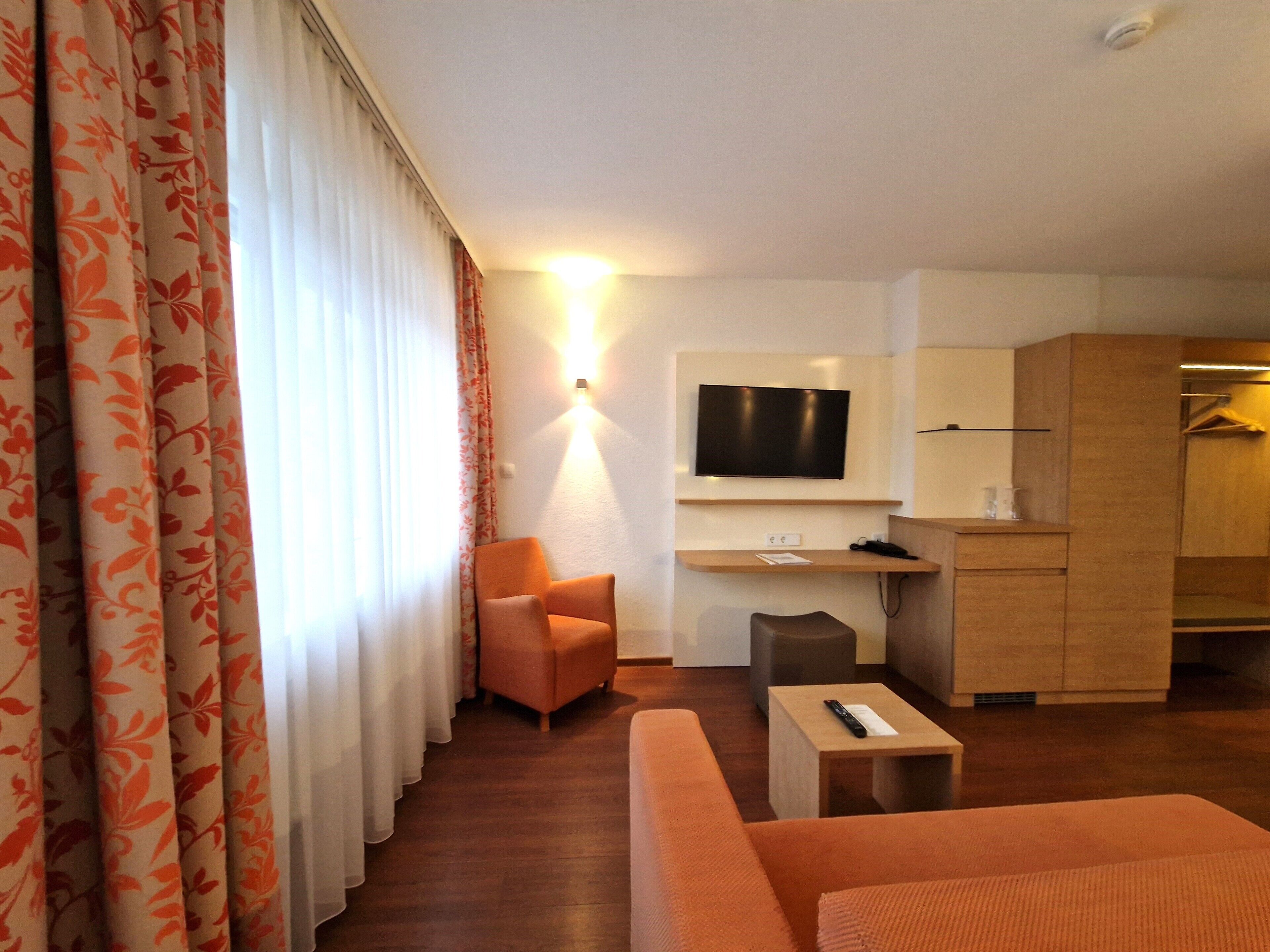 comfort plus room a | hypo-allergenic bedding, minibar, desk, free wifi