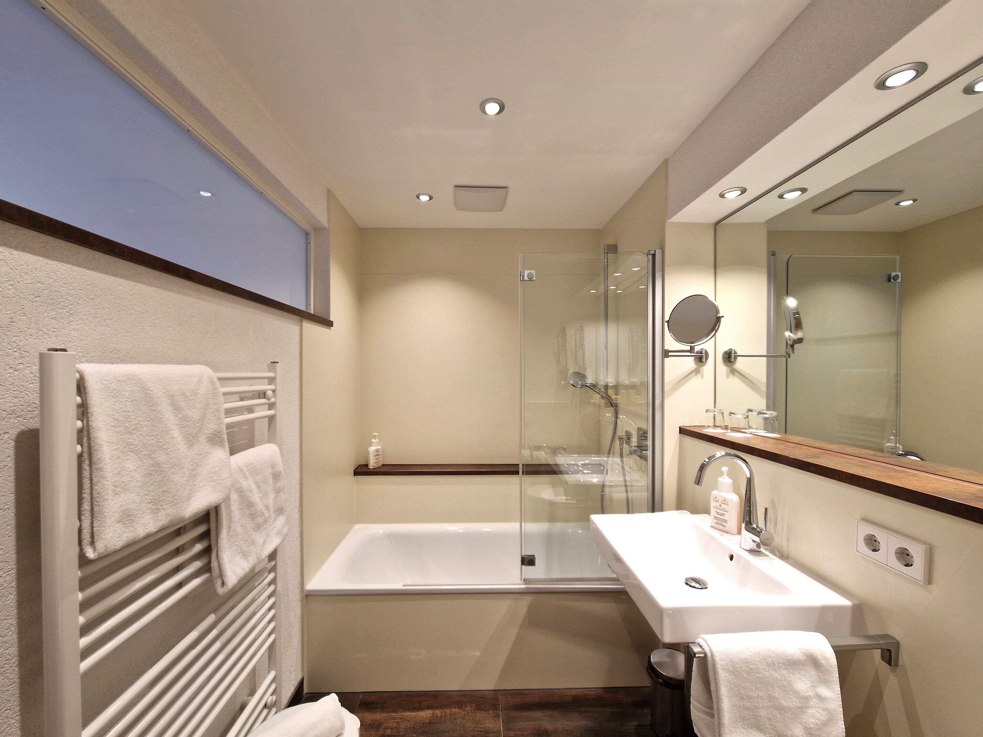 comfort plus room | bathroom | free toiletries, hair dryer, towels, soap