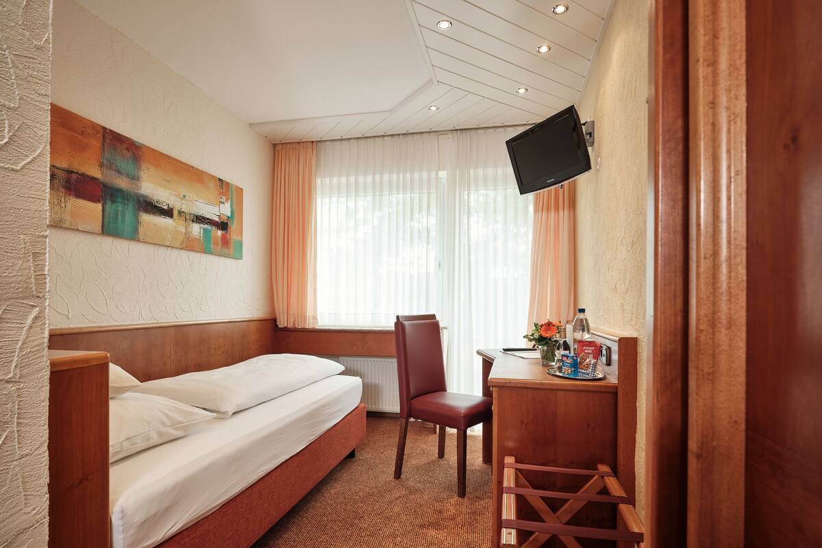 Habitación individual Confort, 1 cama individual | Ropa de cama hipoalergénica, minibar, escritorio y wifi gratis 