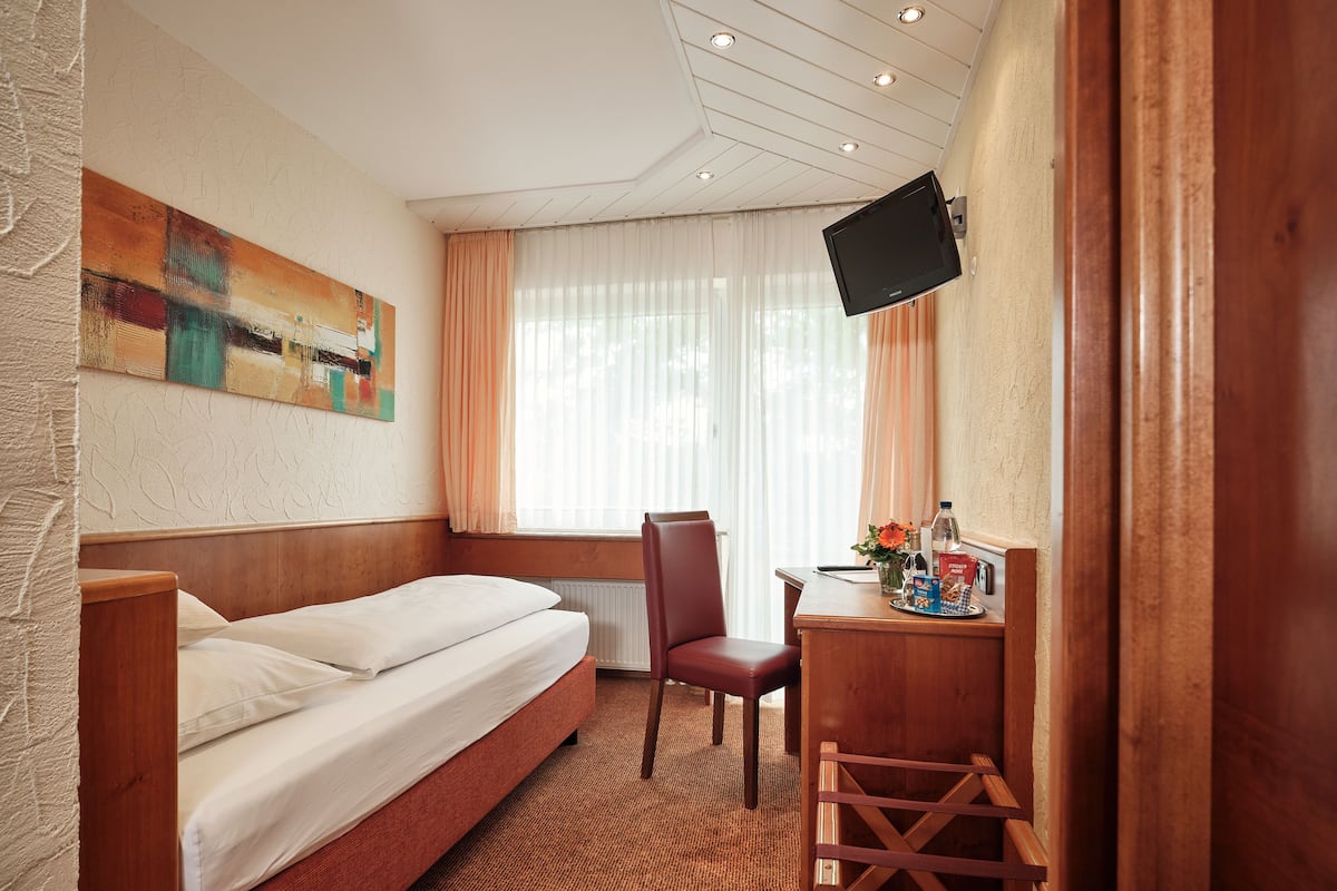 Singola Standard, 1 letto singolo | Biancheria da letto ipoallergenica, minibar, una scrivania