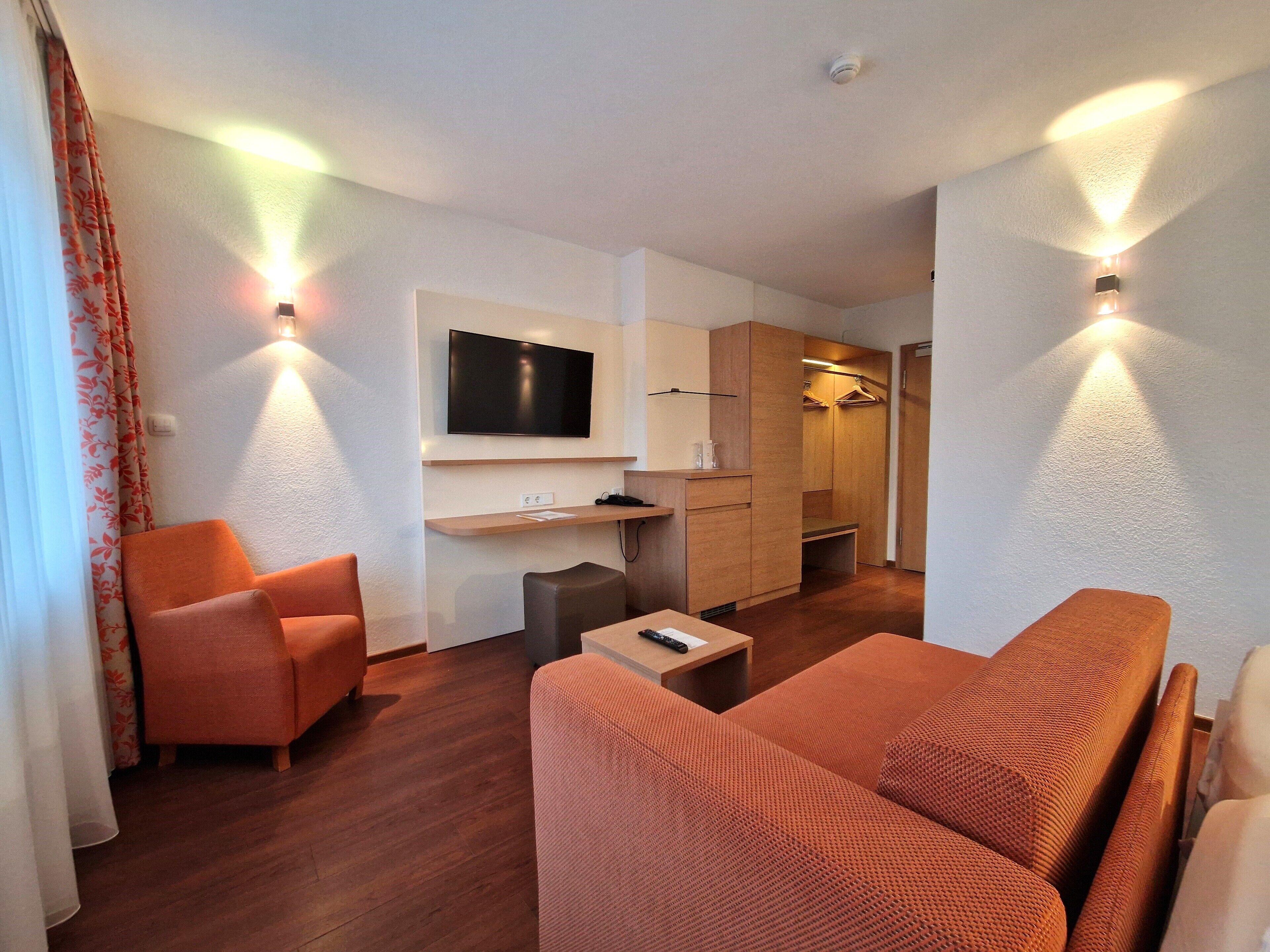 comfort plus room a | hypo-allergenic bedding, minibar, desk, free wifi