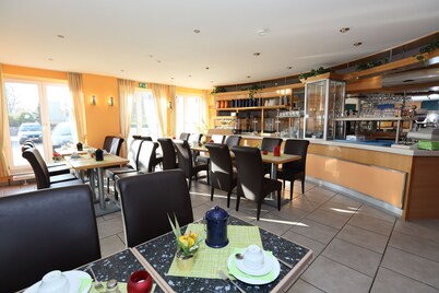 Café & Hotel am Holzhafen