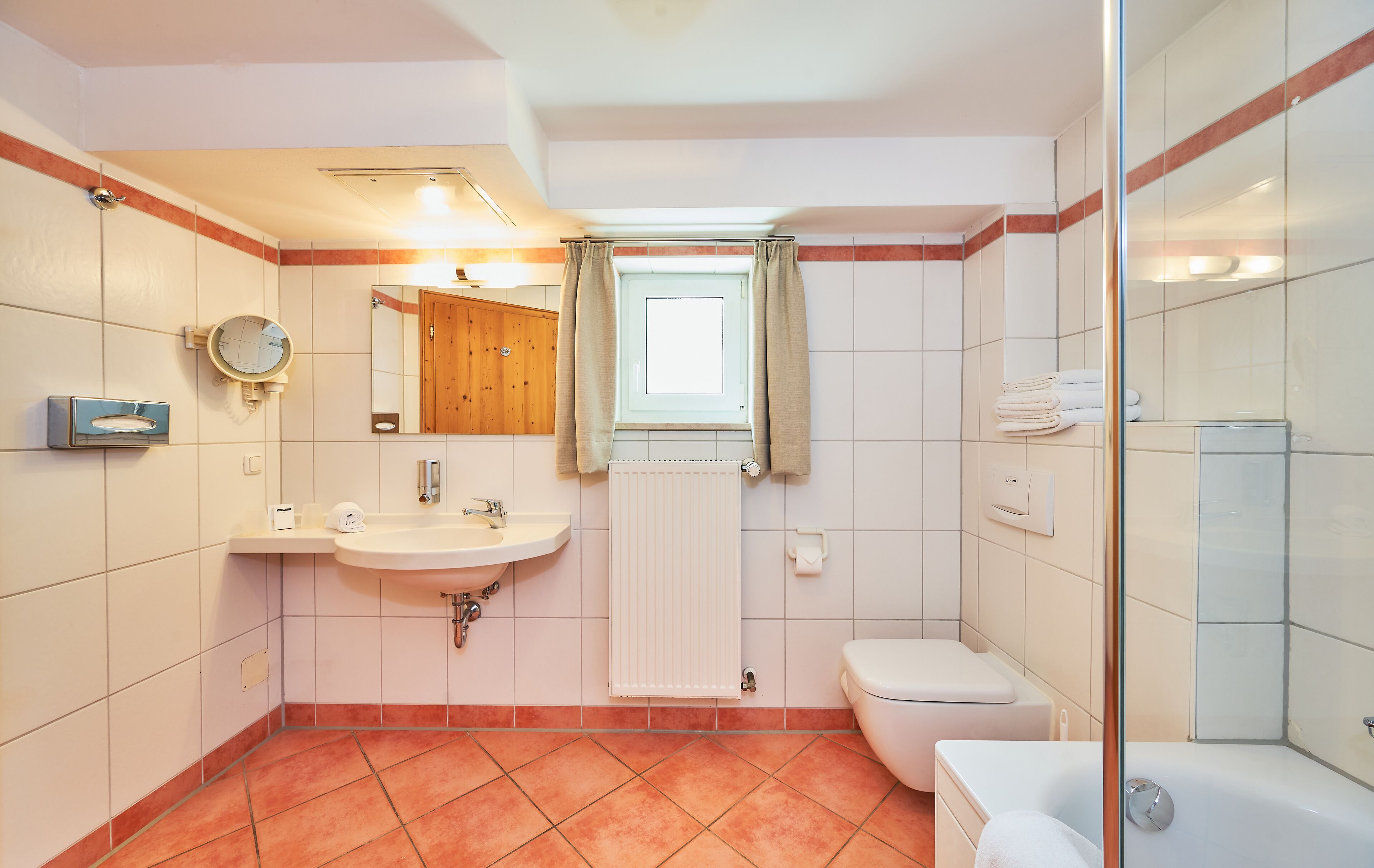 Ein Badezimmer mit Waschbecken, Toilette und Badewanne.