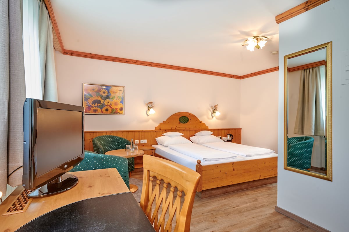 1 bedroom, hypo-allergenic bedding, minibar, in-room safe