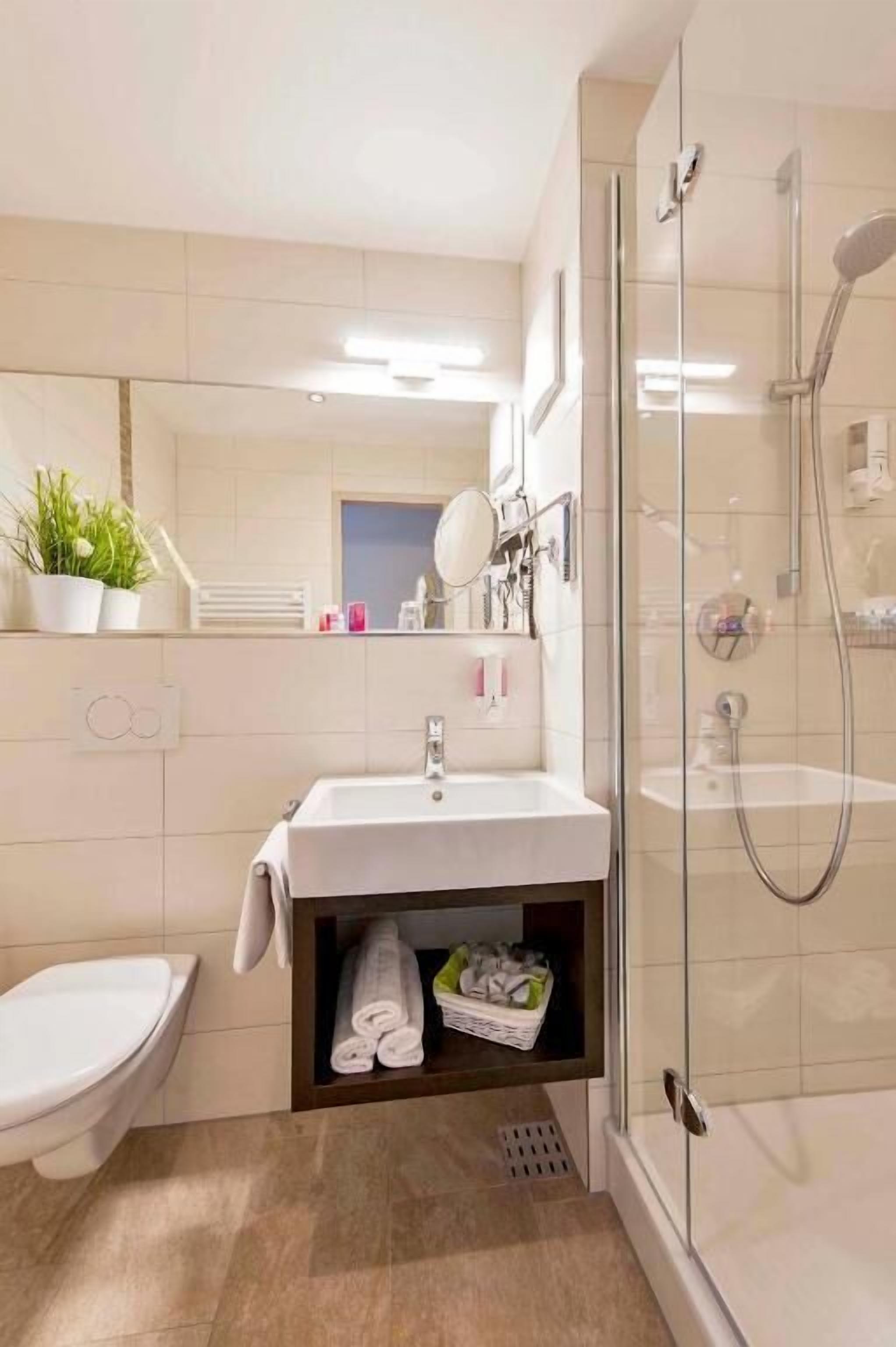 shower, free toiletries, hair dryer, towels