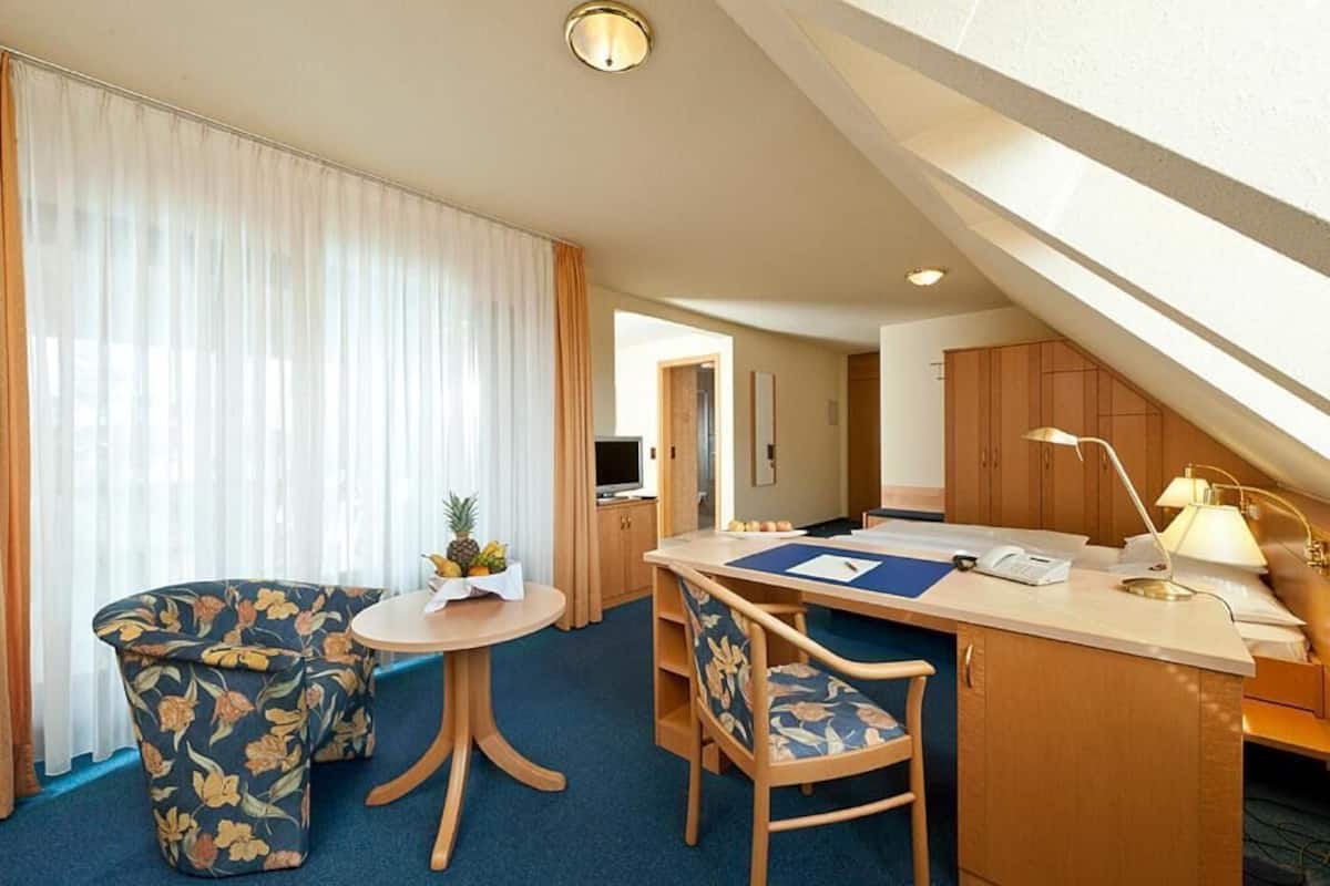 standard double room | individually decorated, individually furnished, desk, laptop workspace