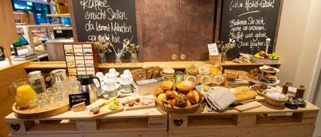 Desayuno buffet (EUR 11.7 por persona)