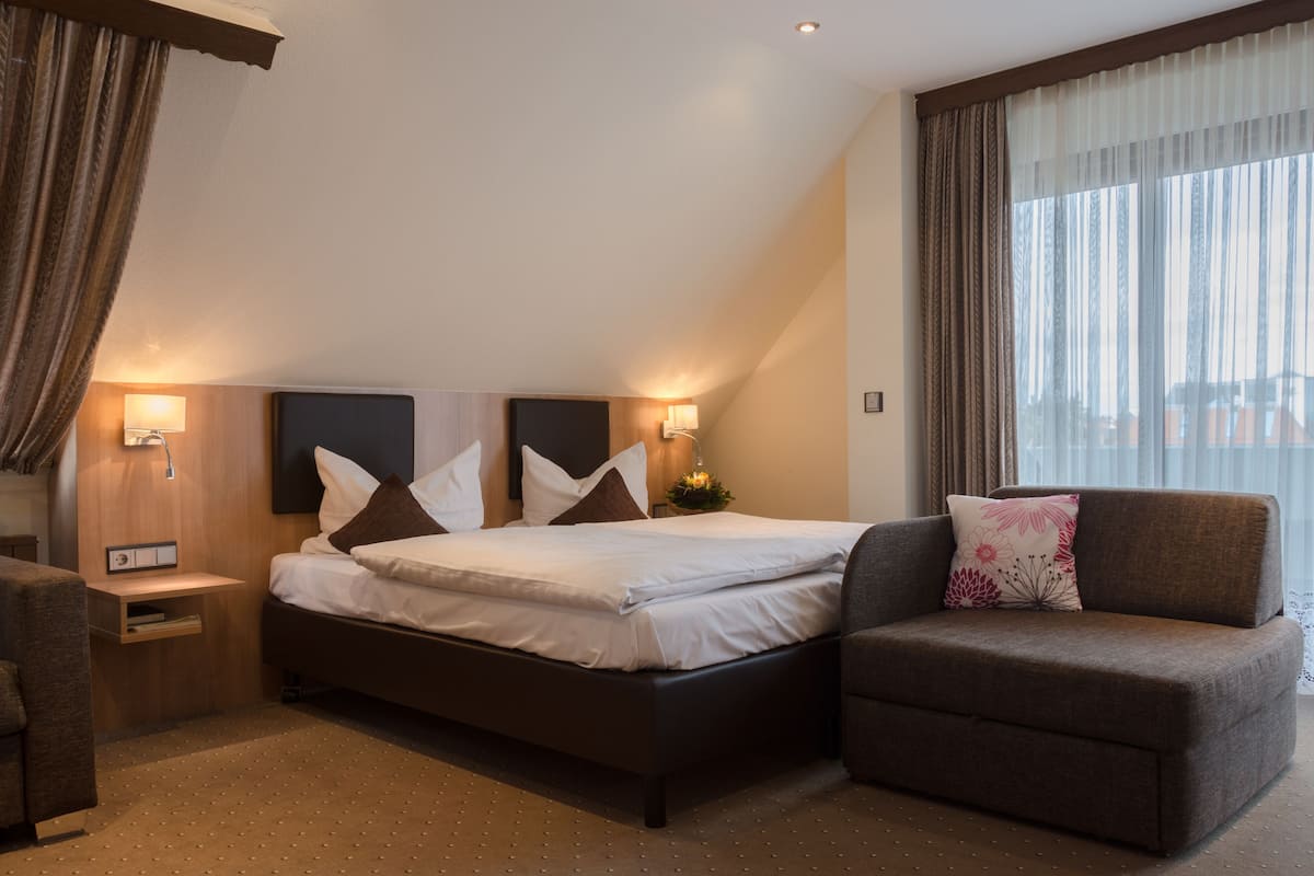 standard double room | individually decorated, individually furnished, desk, laptop workspace