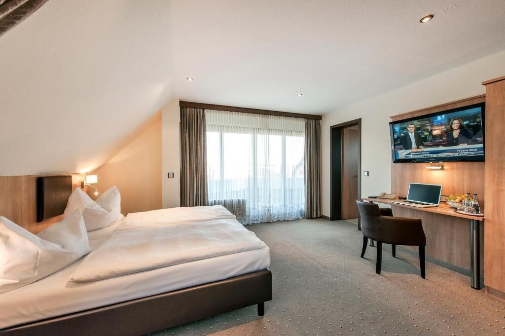 standard double room | individually decorated, individually furnished, desk, laptop workspace