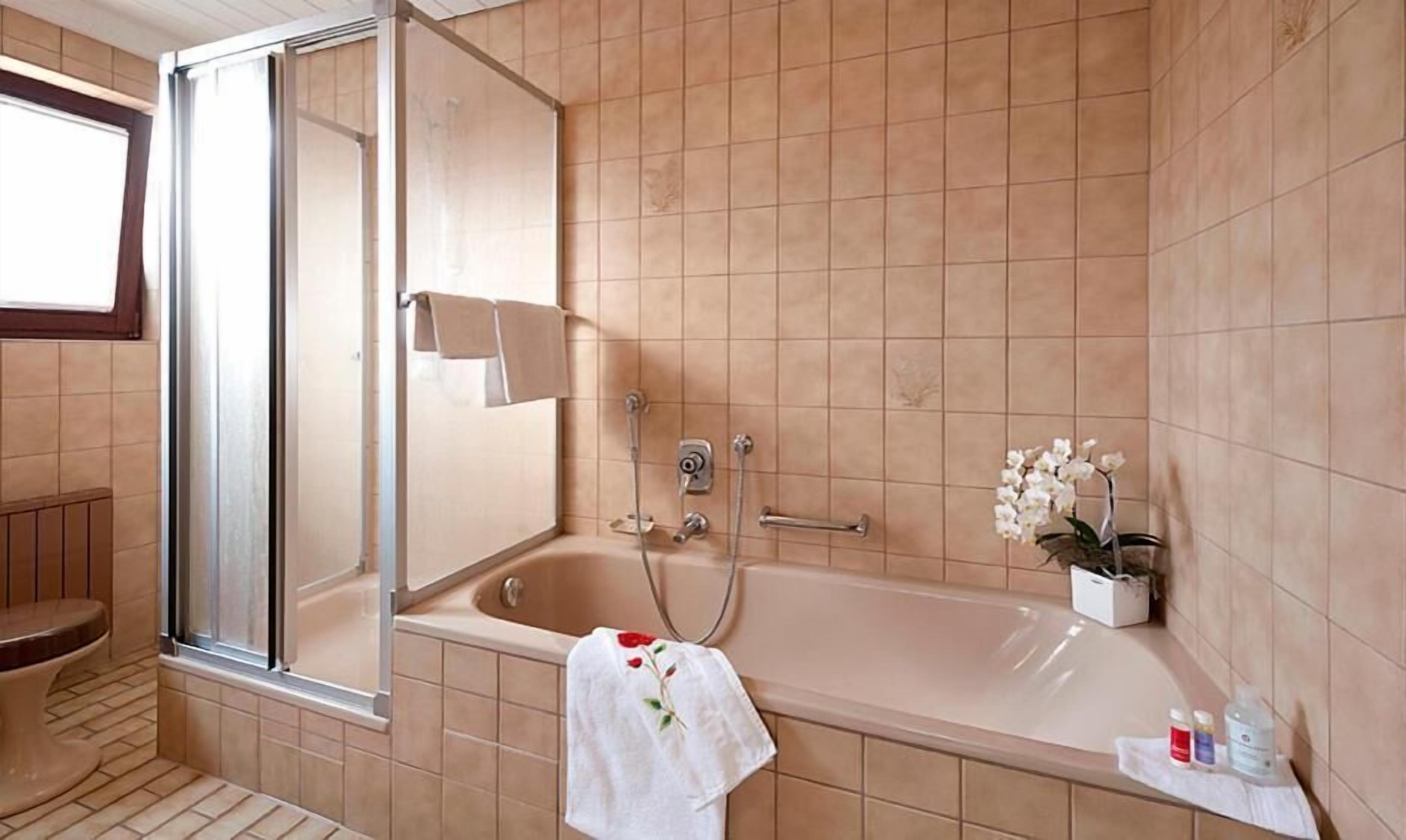 standard double room | bathroom | shower, free toiletries, hair dryer, towels