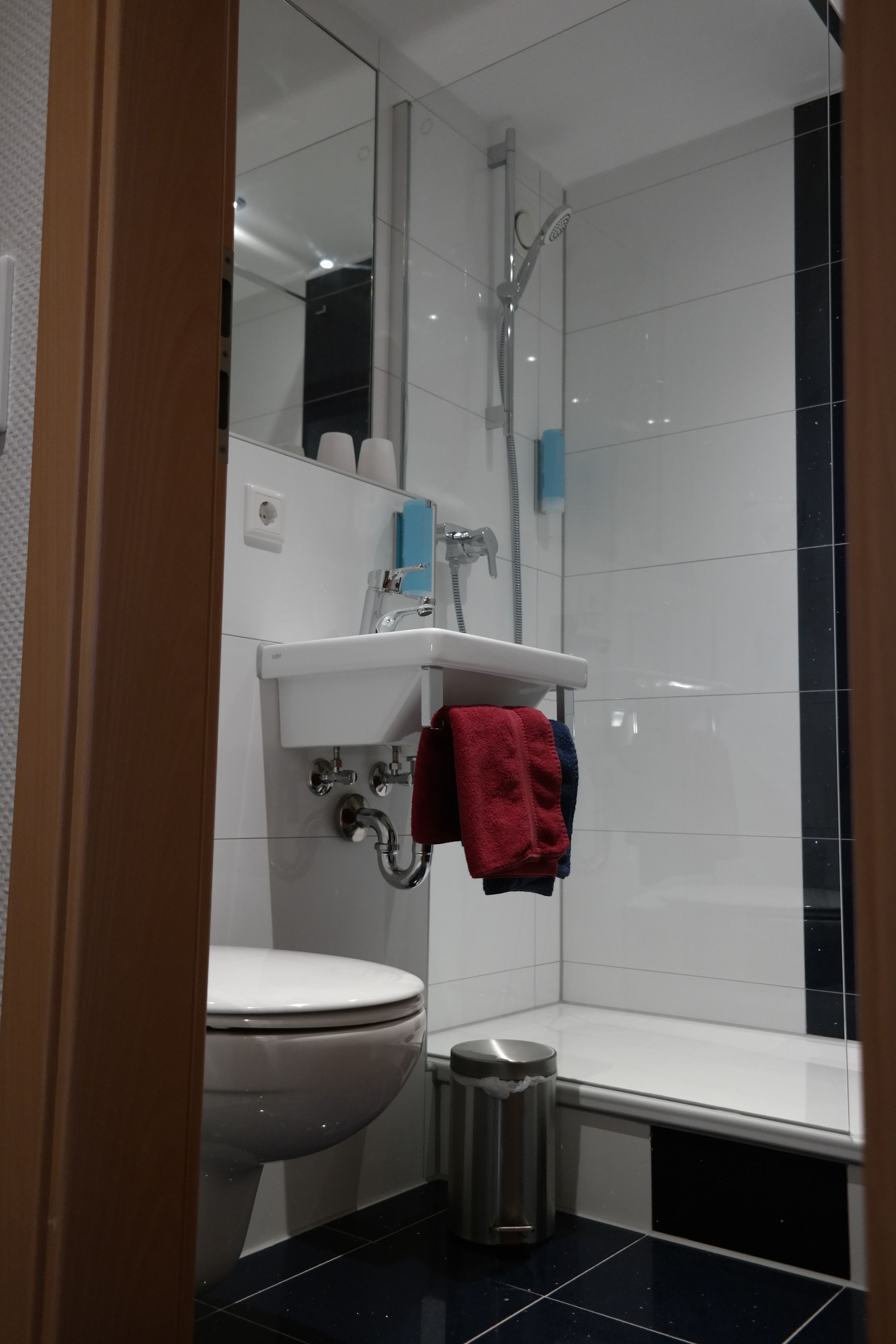 Business tweepersoonskamer, 1 kingsize bed, niet-roken | Badkamer | Een douche, gratis toiletartikelen, handdoeken