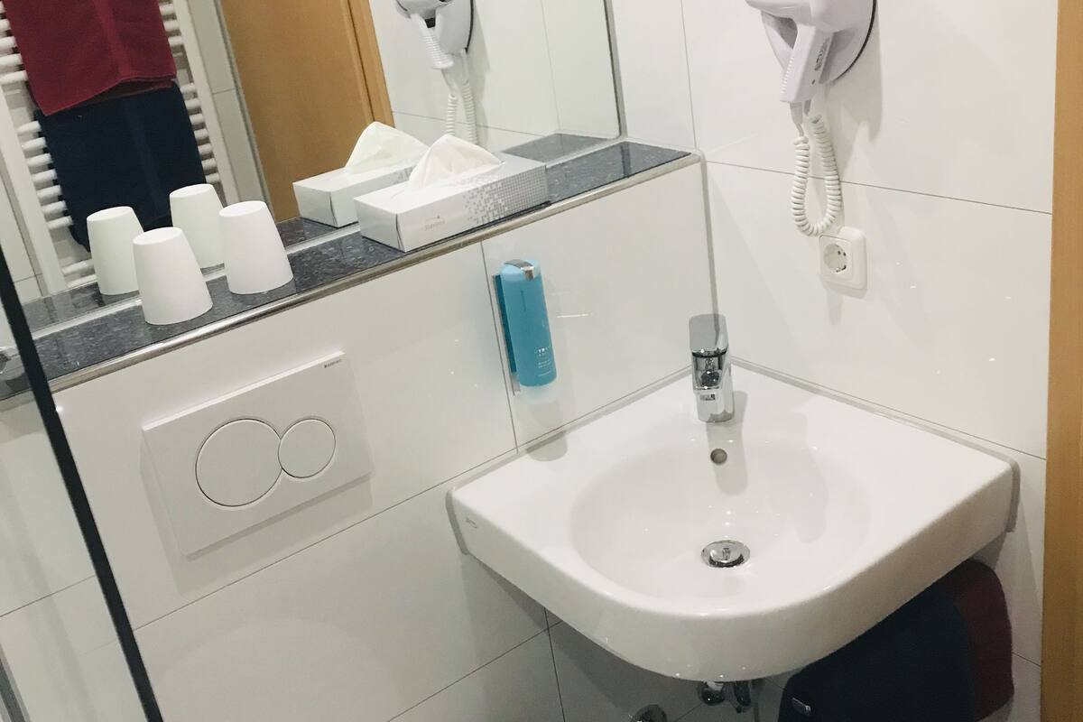 shower, free toiletries, towels