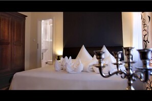 Doppel- oder Zweibettzimmer | Schreibtisch, Verdunkelungsvorhänge, kostenloses WLAN, Bettwäsche