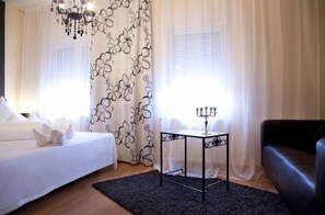 Habitació doble o amb dos llits individuals | Escriptori, cortines opaques, wifi gratuïta i roba de llit 