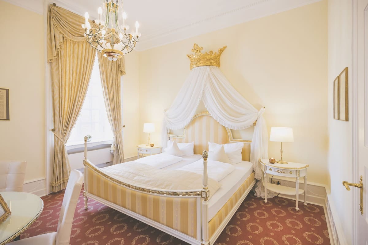 Chambre classique double | Literie de qualité, ameublement unique, bureau, lit de bébé (supplément)